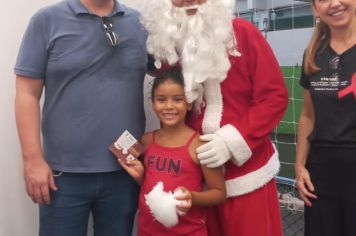 Foto - Departamento de Saúde entrega brindes a crianças que participaram da Campanha Natal Sem Dengue