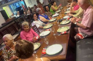 Foto - Idosos dos CRAS participam de confraternização para encerramento das atividades de 2023