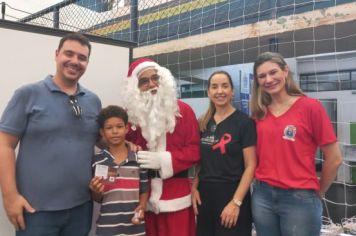 Foto - Departamento de Saúde entrega brindes a crianças que participaram da Campanha Natal Sem Dengue