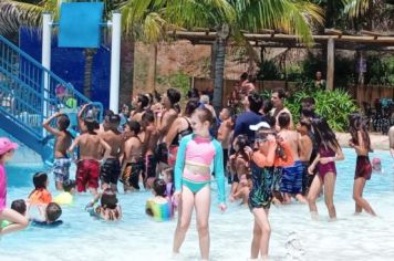 Foto - Crianças atendidas nos projetos da Assistência Social realizam passeio de encerramento das atividades do ano