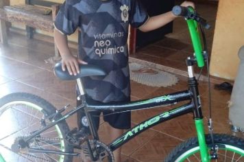 Foto - Departamento de Saúde entrega brindes a crianças que participaram da Campanha Natal Sem Dengue