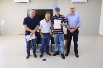 Foto - Prefeitura Municipal entrega certificados a concluintes de cursos realizados em parceria com o Senai