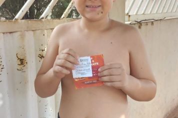 Foto - Departamento de Saúde entrega brindes a crianças que participaram da Campanha Natal Sem Dengue