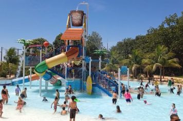 Foto - Crianças atendidas nos projetos da Assistência Social realizam passeio de encerramento das atividades do ano