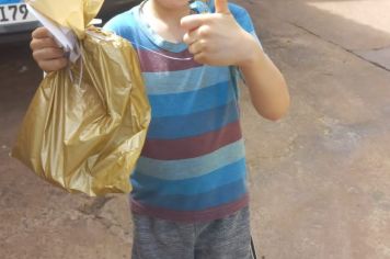 Foto - Departamento de Saúde entrega brindes a crianças que participaram da Campanha Natal Sem Dengue