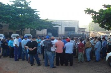 Foto - Entrega dos Uniformes aos funcionários do Departamento de Obras e Serviços Urbanos