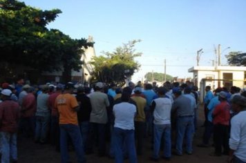 Foto - Entrega dos Uniformes aos funcionários do Departamento de Obras e Serviços Urbanos