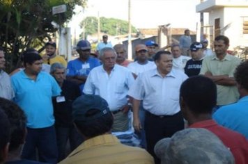 Foto - Entrega dos Uniformes aos funcionários do Departamento de Obras e Serviços Urbanos