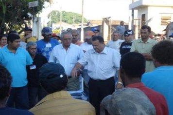 Foto - Entrega dos Uniformes aos funcionários do Departamento de Obras e Serviços Urbanos