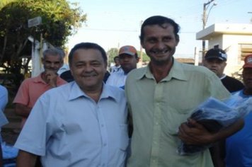 Foto - Entrega dos Uniformes aos funcionários do Departamento de Obras e Serviços Urbanos