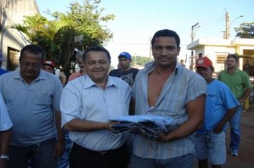 Foto - Entrega dos Uniformes aos funcionários do Departamento de Obras e Serviços Urbanos