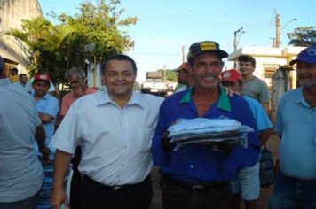 Foto - Entrega dos Uniformes aos funcionários do Departamento de Obras e Serviços Urbanos