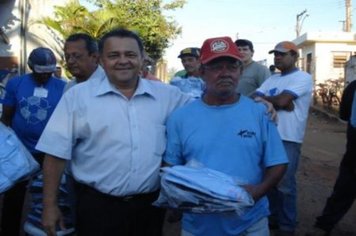 Foto - Entrega dos Uniformes aos funcionários do Departamento de Obras e Serviços Urbanos