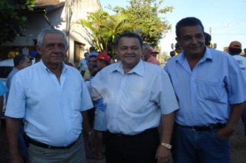 Foto - Entrega dos Uniformes aos funcionários do Departamento de Obras e Serviços Urbanos