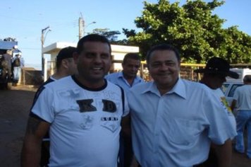 Foto - Entrega dos Uniformes aos funcionários do Departamento de Obras e Serviços Urbanos