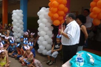 Foto - PREFEITO ENTREGA OVOS DE PÁSCOA AOS ALUNOS DA EMEI DONA COTA