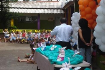 Foto - PREFEITO ENTREGA OVOS DE PÁSCOA AOS ALUNOS DA EMEI DONA COTA