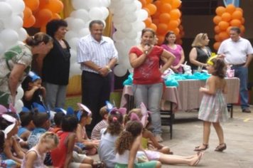 Foto - PREFEITO ENTREGA OVOS DE PÁSCOA AOS ALUNOS DA EMEI DONA COTA