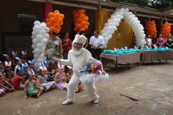 Foto - PREFEITO ENTREGA OVOS DE PÁSCOA AOS ALUNOS DA EMEI DONA COTA