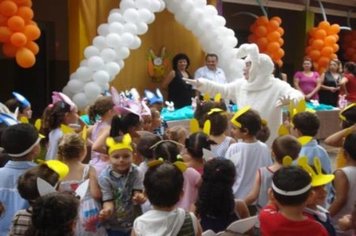 Foto - PREFEITO ENTREGA OVOS DE PÁSCOA AOS ALUNOS DA EMEI DONA COTA