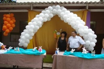 Foto - PREFEITO ENTREGA OVOS DE PÁSCOA AOS ALUNOS DA EMEI DONA COTA