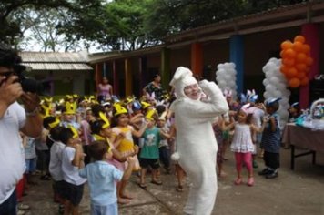 Foto - PREFEITO ENTREGA OVOS DE PÁSCOA AOS ALUNOS DA EMEI DONA COTA