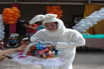 Foto - PREFEITO ENTREGA OVOS DE PÁSCOA AOS ALUNOS DA EMEI DONA COTA