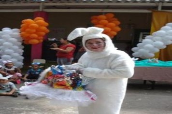 Foto - PREFEITO ENTREGA OVOS DE PÁSCOA AOS ALUNOS DA EMEI DONA COTA