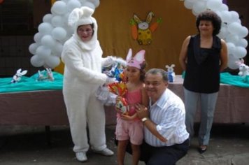 Foto - PREFEITO ENTREGA OVOS DE PÁSCOA AOS ALUNOS DA EMEI DONA COTA