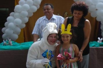 Foto - PREFEITO ENTREGA OVOS DE PÁSCOA AOS ALUNOS DA EMEI DONA COTA
