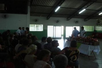 Foto - PREFEITO E PRIMEIRA DAMA ENTREGAM OVOS DE PÁSCOA AOS INTEGRANTES DO CCI