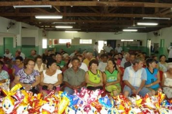 Foto - PREFEITO E PRIMEIRA DAMA ENTREGAM OVOS DE PÁSCOA AOS INTEGRANTES DO CCI