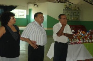 Foto - PREFEITO E PRIMEIRA DAMA ENTREGAM OVOS DE PÁSCOA AOS INTEGRANTES DO CCI