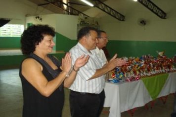 Foto - PREFEITO E PRIMEIRA DAMA ENTREGAM OVOS DE PÁSCOA AOS INTEGRANTES DO CCI