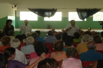 Foto - PREFEITO E PRIMEIRA DAMA ENTREGAM OVOS DE PÁSCOA AOS INTEGRANTES DO CCI