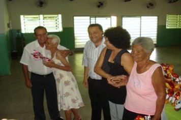 Foto - PREFEITO E PRIMEIRA DAMA ENTREGAM OVOS DE PÁSCOA AOS INTEGRANTES DO CCI