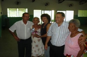 Foto - PREFEITO E PRIMEIRA DAMA ENTREGAM OVOS DE PÁSCOA AOS INTEGRANTES DO CCI