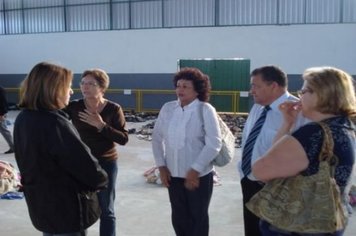 Foto - Visita do Prefeito e Primeira Dama à Equipe da Campanha do Agasalho 2010