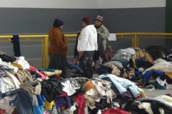 Foto - Visita do Prefeito e Primeira Dama à Equipe da Campanha do Agasalho 2010