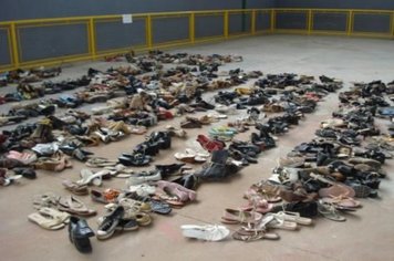 Foto - Visita do Prefeito e Primeira Dama à Equipe da Campanha do Agasalho 2010