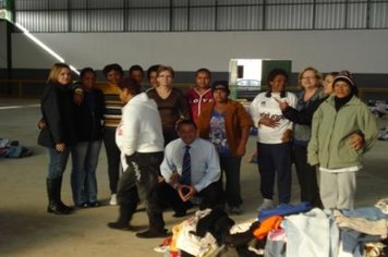 Foto - Visita do Prefeito e Primeira Dama à Equipe da Campanha do Agasalho 2010