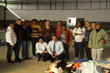 Foto - Visita do Prefeito e Primeira Dama à Equipe da Campanha do Agasalho 2010