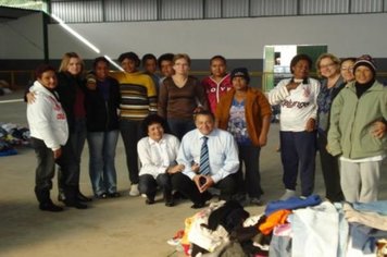 Foto - Visita do Prefeito e Primeira Dama à Equipe da Campanha do Agasalho 2010