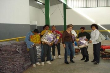 Foto - Visita do Prefeito e Primeira Dama à Equipe da Campanha do Agasalho 2010