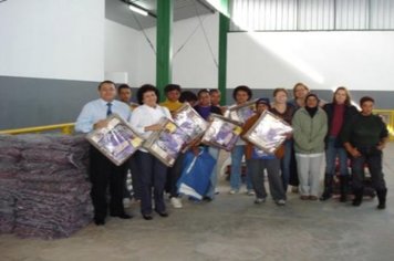 Foto - Visita do Prefeito e Primeira Dama à Equipe da Campanha do Agasalho 2010