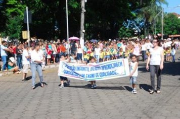 Foto - DESFILE DO ANIVERSÁRIO DA CIDADE - 2010 - 85 ANOS