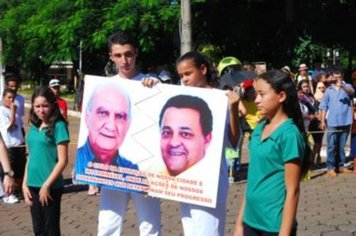 Foto - DESFILE DO ANIVERSÁRIO DA CIDADE - 2010 - 85 ANOS