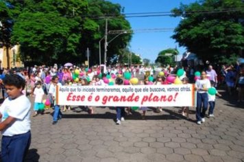Foto - DESFILE DO ANIVERSÁRIO DA CIDADE - 2010 - 85 ANOS