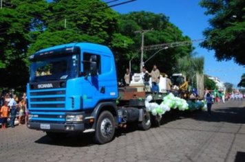 Foto - DESFILE DO ANIVERSÁRIO DA CIDADE - 2010 - 85 ANOS