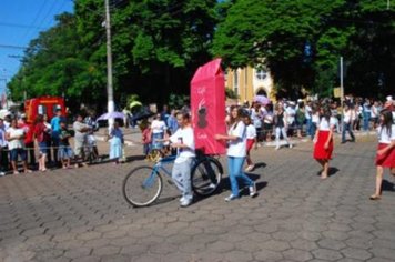 Foto - DESFILE DO ANIVERSÁRIO DA CIDADE - 2010 - 85 ANOS